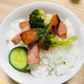 ブロッコリーときゅうりのスパム丼